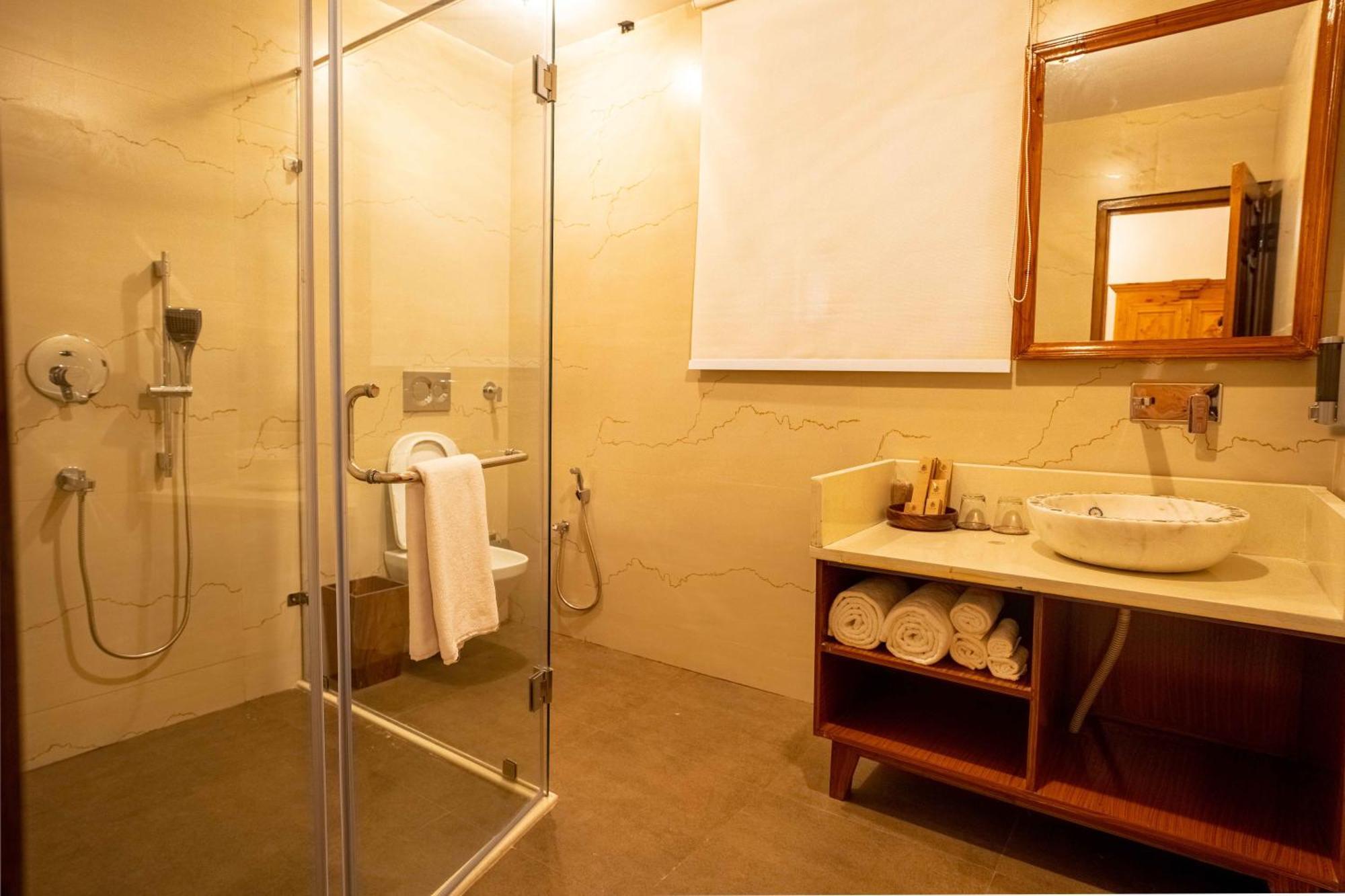 Chillaru Spa & Resort Kasauli Eksteriør bilde
